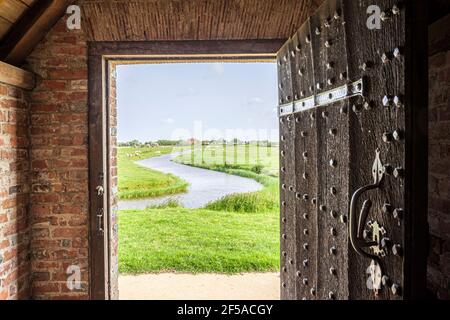 Der Blick von der Veranda der St. Thomas a Becket Kirche auf Romney Marsh in Fairfield, Kent UK Stockfoto