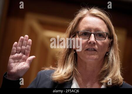 Washington, DC, USA. März 2021, 25th. DeAnne Criswell, nominierte Verwaltungsrätin der Federal Emergency Management Agency (FEMA), wird während ihrer Bestätigungsverhandlung vor dem Senatsausschuss für innere Sicherheit und Regierungsangelegenheiten auf dem Capitol Hill am 25. März 2021 in Washington, DC vereidigt. Falls bestätigt, wird Criswell die erste Frau sein, die die FEMA leitet. Kredit: Drew Angerer/Pool Über Cnp/Media Punch/Alamy Live Nachrichten Stockfoto