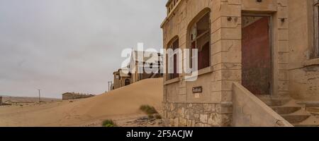 Das Architektenhaus in der Geisterstadt Kolmanskop - Kolmannskuppe In Namibia mit den verlassenen Gebäuden mit viel Sand Stockfoto