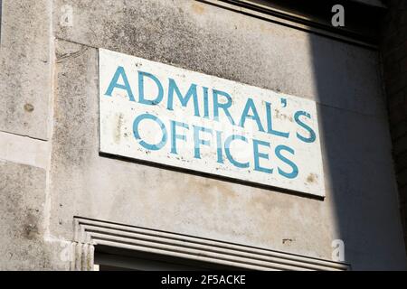 Schild über der Tür der Admiral's Offices (erbaut 1808) / Admiral Office in Chatham Historic Dockyard, Kent England. (121) Stockfoto