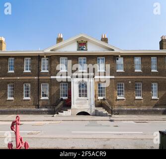 Die Vorderseite der Admirals-Büros (erbaut 1808) im Chatham Historic Dockyard, Kent England, Großbritannien. An einem sonnigen Tag mit blauem Himmel und Sonnenschein. (121) Stockfoto