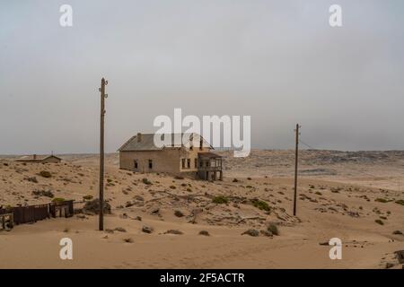 Deutsch Kolmanskop - Kolmannskuppe Geisterstadt in Namibia mit der Verlassene Gebäude in der Wüste Namib Stockfoto