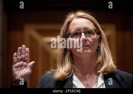 Washington, DC, USA. März 2021, 25th. DeAnne Criswell, nominierte Verwaltungsrätin der Federal Emergency Management Agency (FEMA), wird während ihrer Bestätigungsverhandlung vor dem Senatsausschuss für innere Sicherheit und Regierungsangelegenheiten auf dem Capitol Hill am 25. März 2021 in Washington, DC vereidigt. Falls bestätigt, wird Criswell die erste Frau sein, die die FEMA leitet. Kredit: Drew Angerer/Pool Über Cnp/Media Punch/Alamy Live Nachrichten Stockfoto