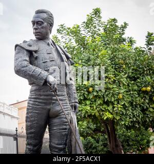 Eine Bronzestatue des berühmten spanischen Stierkämpfers Curro Romero Vor der Stierkampfarena in Sevilla Spanien Stockfoto