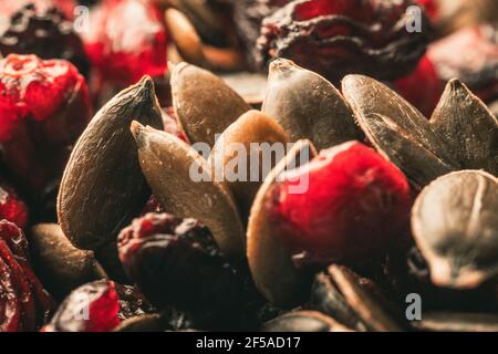 Getrocknete Früchte mit Nüssen. Cashew, Haselnüsse, Erdnüsse, getrocknete Aprikosen, Viburnum, Rosinen. Stockfoto