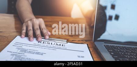 Geschäftsfrau Lesung Lebenslauf des Mannes auf Dokument während eines Interviews. Stockfoto