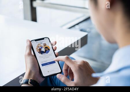 CHIANG MAI, THAILAND - MÄR 03, 2021 : EIN von zu Hause aus arbeitender Mitarbeiter lädt die soziale Plattform von Microsoft Teams herunter, die für Remote-Arbeiten bereit ist Stockfoto