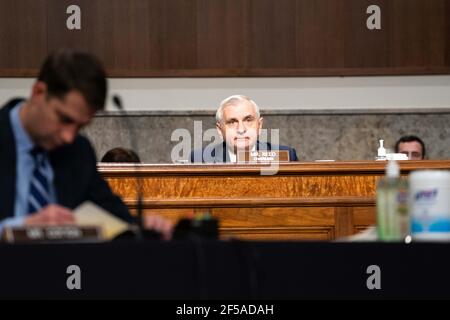 Washington, Vereinigte Staaten Von Amerika. März 2021, 25th. Der US-Senator Jack Reed (Demokrat von Rhode Island), Vorsitzender des US-Senatsausschusses für bewaffnete Dienste, spricht während einer Anhörung zum „United States Special Operations Command and United States Cyber Command“ am 25th. März 2021 mit dem Armed Services Committee des Senats auf dem Capitol Hill in Washington DC. Quelle: Anna Moneymaker/Pool via CNP Quelle: dpa/Alamy Live News Stockfoto