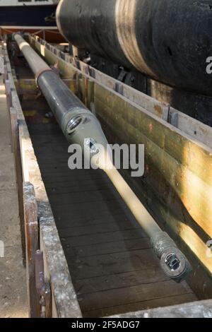 Altes Periskop aus einem U-Boot, ausgestellt auf Number 3 Covered Slip „The Big Space“ im Historic Dockyard / Dockyards Chatham in Kent. VEREINIGTES KÖNIGREICH. (121) Stockfoto