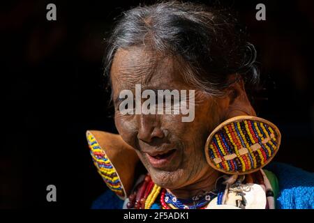 Ältere Frau mit traditionellen Gesichts-Tattoo, Minhat, Myanmar Stockfoto