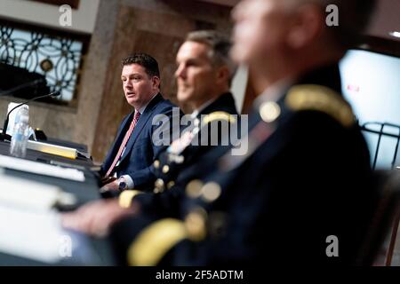 Von links, amtierender stellvertretender Verteidigungsminister für Sondereinsätze und Konflikte mit geringer Intensität Christopher Maier, begleitet von Special Operations Command General Richard Clarke, Kommandant der US-Cyber Command, Direktor der Nationalen Sicherheitsagentur und Leiter des zentralen Sicherheitsdienstes, General Paul Nakasone, Spricht bei einer Anhörung zur Untersuchung des United States Special Operations Command und des United States Cyber Command im Hinblick auf den Antrag auf Genehmigung der Verteidigung für das Geschäftsjahr 2022 und das Future Years Defence Program, auf Capitol Hill, Donnerstag, 25. März 2021, In Washington. (Foto von Andrew Harnik/Pool/Si Stockfoto