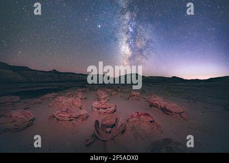 Berühmte Muststone 'Alien Eggs' Formation unter der Milchstraße, New Mexico Stockfoto