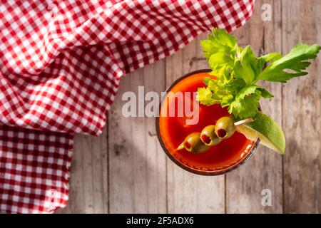 Bloody Mary Cocktail in Glas auf Holztisch Stockfoto