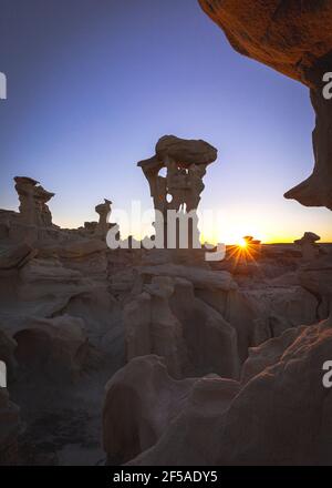 Die Sonne und die Alien Throne Felsformation, Bad Lands, New Mexico Stockfoto