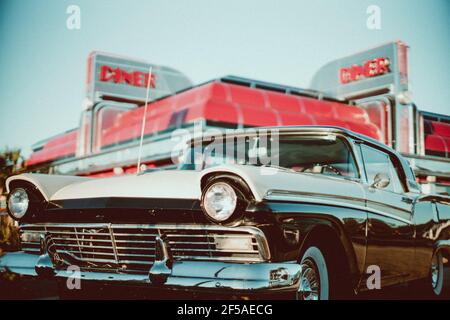 Vintage schwarz Ford Fairlane Skyliner geparkt am Diner Stockfoto