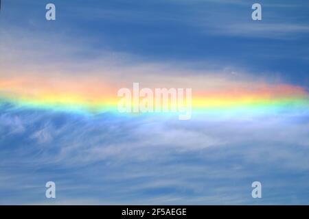 Große bunte Halo in den Wolken Stockfoto