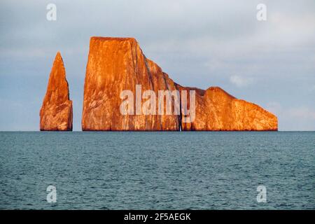 Prominente Inseln bei Dawn in Galapagos Stockfoto