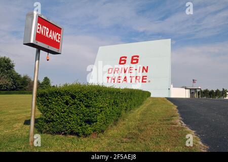 Das historische Drive-in-Theater 66 an der alten Route 66 vor den Toren von Carthage, Missouri, wurde 1949 eröffnet, 1985 geschlossen und 1998 wiedereröffnet. Stockfoto