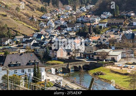 Das Dorf Rech mit der alten Steinbogenbrücke, die später von der Flut von 2021 erschüttet wurde. Deutschland Stockfoto