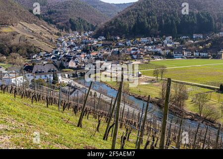 Das Dorf Rech mit der alten Steinbogenbrücke, die später von der Flut von 2021 erschüttet wurde. Deutschland Stockfoto