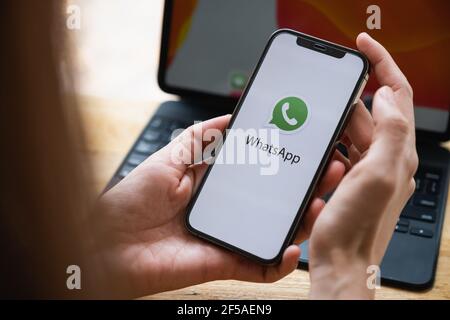 CHIANG MAI, THAILAND - Mar 10, 2021 : Frau mit iPhone und öffnen Sie den sozialen Whatsapp Internet-Service Stockfoto