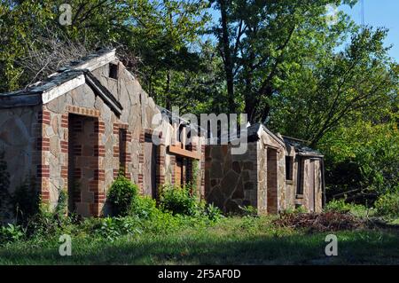 Verlassenen Steinhütten an den ehemaligen Lurvey Courts, die einst Reisende der Route 66 in Springfield, MO, versorgten. Die Hütten wurden seitdem abgerissen. Stockfoto