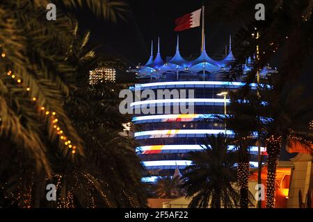 Sakhir, Bahrain. 25th Mai, 2021.Paddock Atmosphäre - beleuchtete Gebäude. Großer Preis von Bahrain, Donnerstag, 25th. März 2021. Sakhir, Bahrain. Quelle: James Moy/Alamy Live News Stockfoto