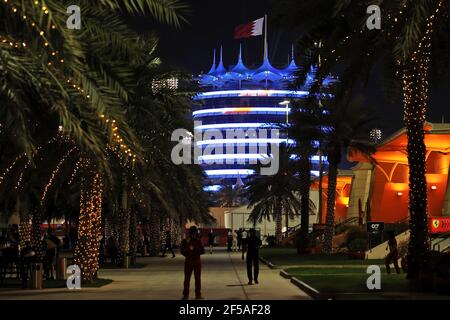 Sakhir, Bahrain. 25th Mai, 2021.Paddock Atmosphäre - beleuchtete Gebäude. Großer Preis von Bahrain, Donnerstag, 25th. März 2021. Sakhir, Bahrain. Quelle: James Moy/Alamy Live News Stockfoto