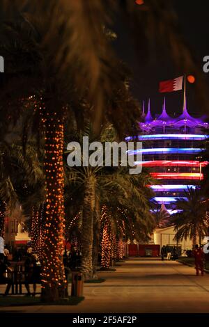 Sakhir, Bahrain. 25th Mai, 2021.Paddock Atmosphäre - beleuchtete Gebäude. Großer Preis von Bahrain, Donnerstag, 25th. März 2021. Sakhir, Bahrain. Quelle: James Moy/Alamy Live News Stockfoto