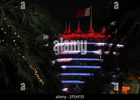 Sakhir, Bahrain. 25th Mai, 2021.Paddock Atmosphäre - beleuchtete Gebäude. Großer Preis von Bahrain, Donnerstag, 25th. März 2021. Sakhir, Bahrain. Quelle: James Moy/Alamy Live News Stockfoto