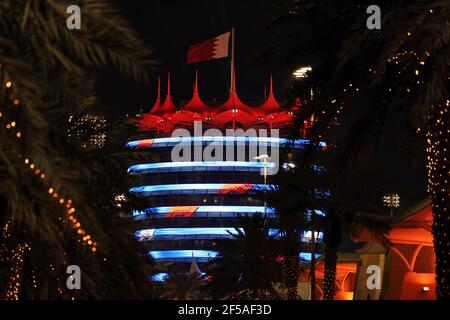 Sakhir, Bahrain. 25th Mai, 2021.Paddock Atmosphäre - beleuchtete Gebäude. Großer Preis von Bahrain, Donnerstag, 25th. März 2021. Sakhir, Bahrain. Quelle: James Moy/Alamy Live News Stockfoto