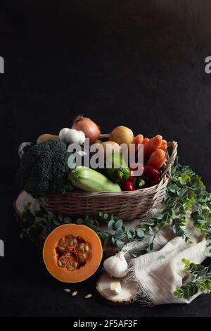 Weidenkorb voll mit Gemüse mit einem Stück Kürbis Als der Protag Stockfoto