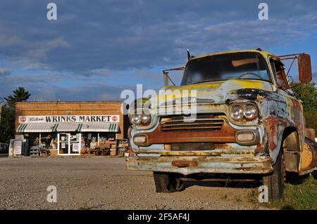 In der Nähe des historischen Wrink's Market Stores an der Route 66 im Libanon, Missouri, befindet sich ein alter Chevrolet-Lastwagen. Das Geschäft wurde 2017 nach langer Schließung wieder eröffnet. Stockfoto