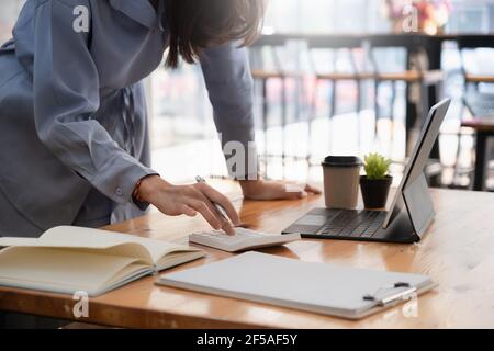 Junge asiatische Buchhalter mit Berechnungen. Sparkonzept, Finanzen, Steuer- und Wirtschaftskonzept. Stockfoto