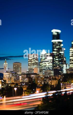 Blick auf die Skyline von Seattle bei Nacht Stockfoto