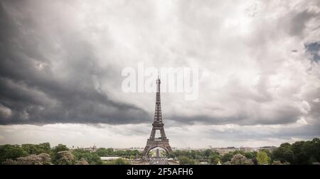 Eiffelturm vor dramatischem Himmel Stockfoto
