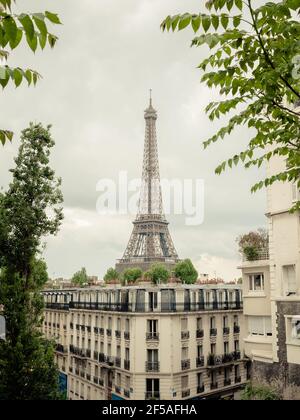 Blick auf den Eiffelturm von der nahe gelegenen Straße Stockfoto