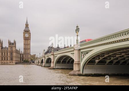 Big Ben und Westminster Bridge Stockfoto
