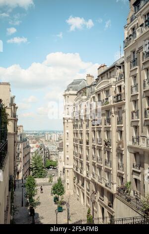 Blick auf eine typische Straße in Paris Stockfoto