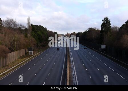 Die Autobahn M3 in Camberley, Surrey, ist während der ersten (und hoffentlich einzigen) Sperre von 2021 fast leer Stockfoto