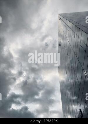 Niedrige Sicht auf Gebäude vor launischen Wetterwolken Stockfoto