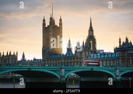 Westminster während des Sonnenuntergangs in der Winterzeit in London, England. Der Sonnenuntergang bietet einen atemberaubenden Blick auf Westminster Stockfoto