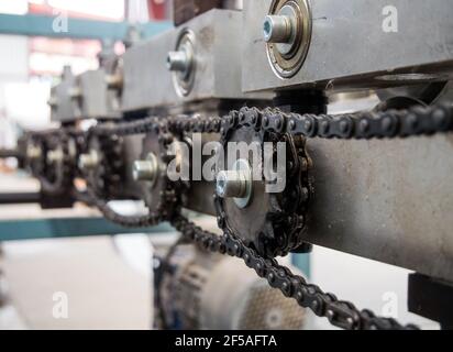 Kettenantrieb im Antrieb der Walzmaschine Stockfoto