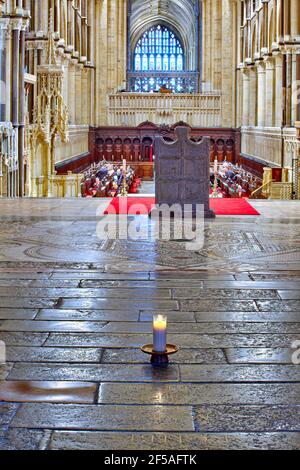 Eine brennende Kerze an der Stelle des Heiligtums von St. Thomas Becket in der Kathedrale von Canterbury, Kent, Großbritannien Stockfoto