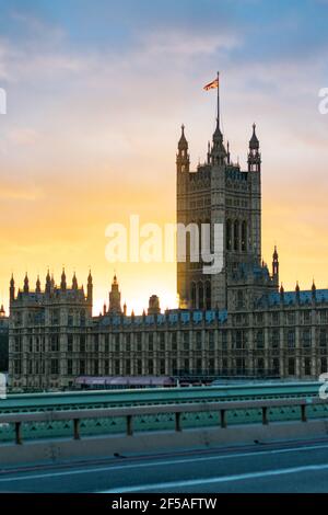 Westminster während des Sonnenuntergangs in der Winterzeit in London, England Stockfoto