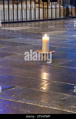 Eine brennende Kerze an der Stelle des Heiligtums von St. Thomas Becket in der Kathedrale von Canterbury, Kent, Großbritannien Stockfoto