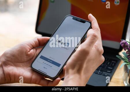 CHIANG MAI, THAILAND: 20. März 2021: LinkedIn-Logo auf dem Telefonbildschirm. LinkedIn ist ein soziales Netzwerk für die Suche und den Aufbau von Geschäftskontakten. It Stockfoto