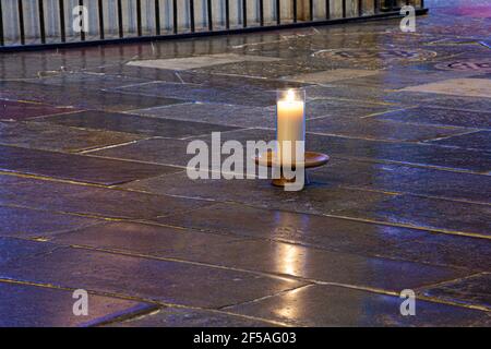 Eine brennende Kerze an der Stelle des Heiligtums von St. Thomas Becket in der Kathedrale von Canterbury, Kent, Großbritannien Stockfoto