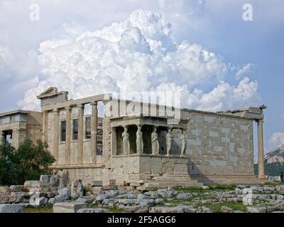 Aspekt des Erechtheion, Akropolis von Athen, unter dramatischem Herbsthimmel mit Sturmwolken Stockfoto