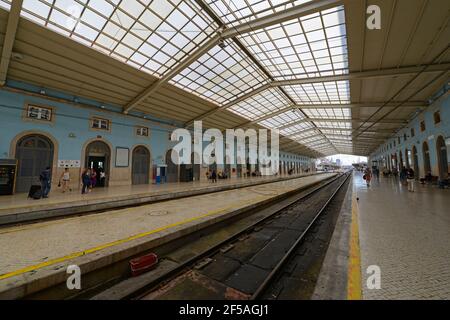 Bahnsteig des Bahnhofs Santa Apolonia in der Stadt Lissabon, Portugal. Dieser Bahnhof dient Lissabon CP (Comboios de Portugal) Urban Services Zug. Stockfoto